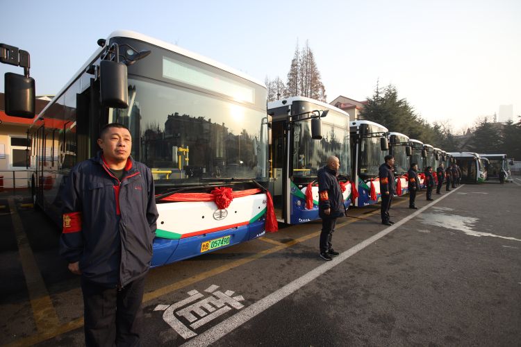 "我开6路车已经22年了,从以前的大通道到现在的纯电动公交车,至少开过