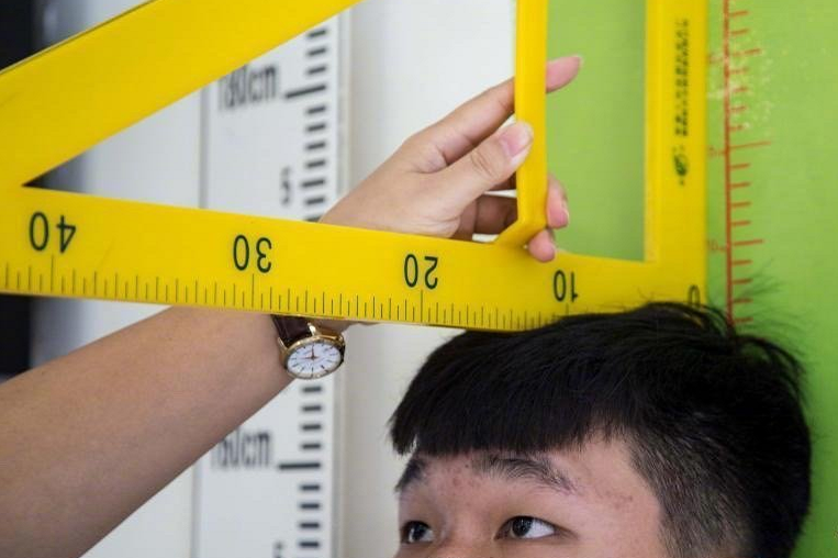 国新办：中国成年人平均身高男性近1米7、女性158cm；抑郁症和焦虑症患病率接近7%……休闲区蓝鸢梦想 - Www.slyday.coM