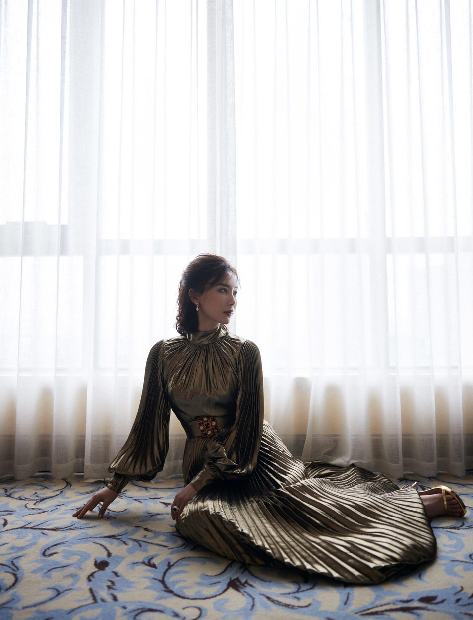 陈数身着金色褶皱长裙 高贵又典雅