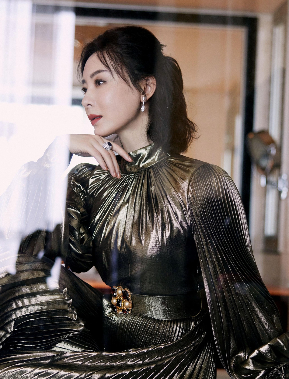 陈数身着金色褶皱长裙 高贵又典雅