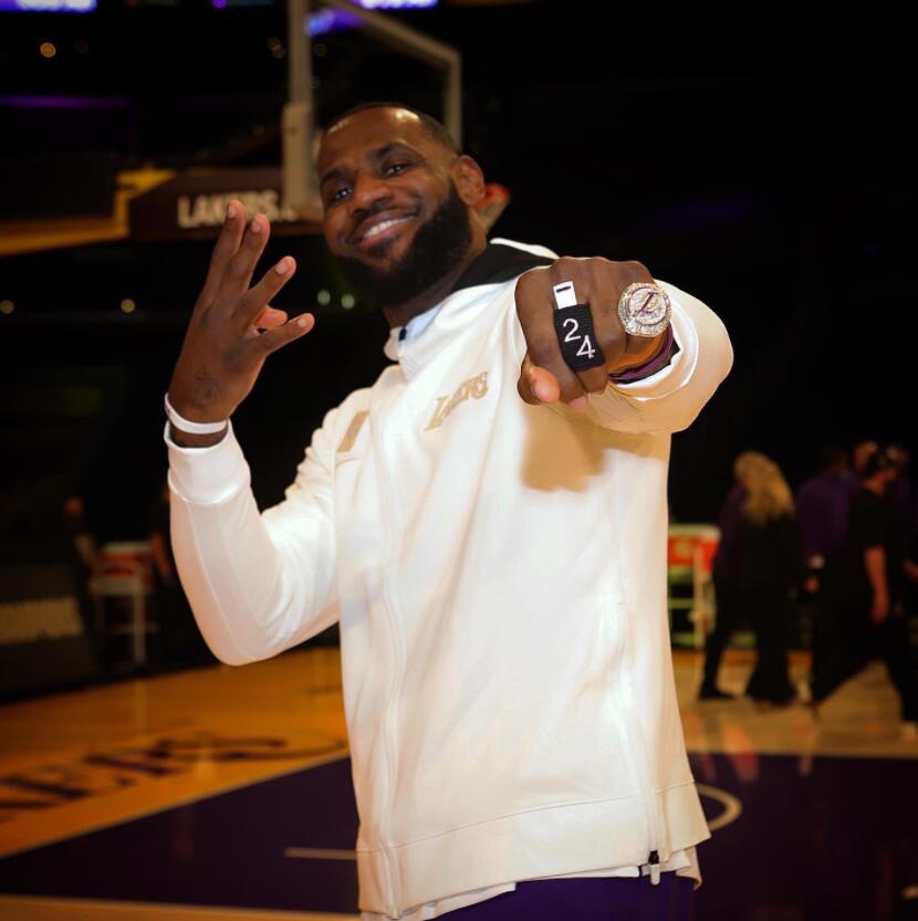 nba官推晒出湖人球员展示巨大的总冠军戒指照片,其中勒布朗-詹姆斯