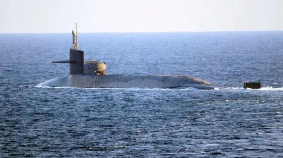 二号人物遇刺一周年,美国核潜艇闯入海峡,154枚导弹蓄势待发