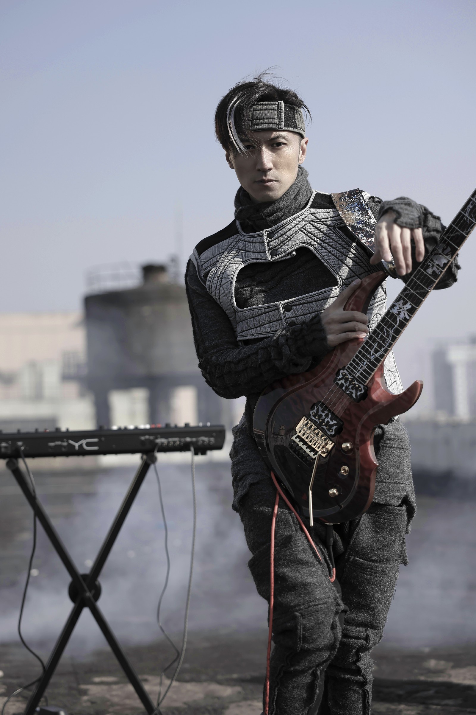 谢霆锋《感应》mv首播 用摇滚态度勇敢说"不"