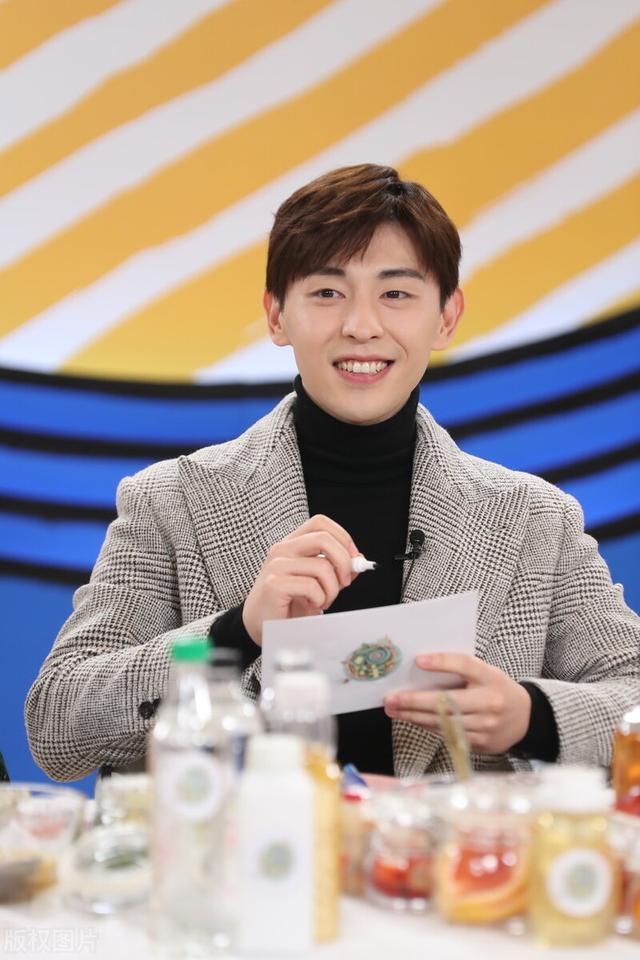 郭敬明,邓伦现身综艺节目宣传新电影,小表情可可爱爱