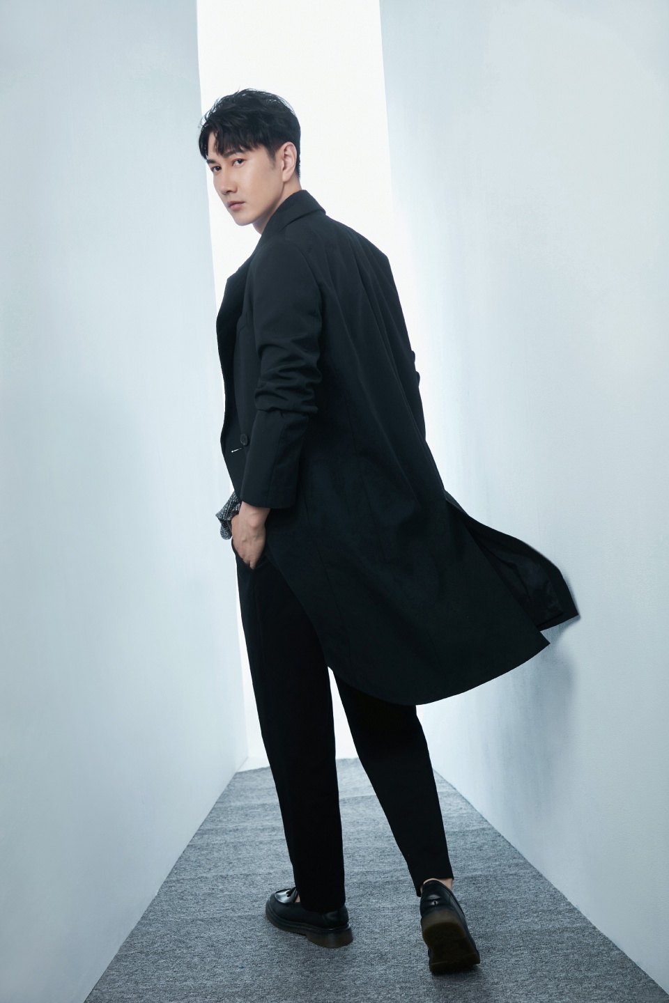 实力演员何明翰最新写真照释出带来冬日暖心惊喜