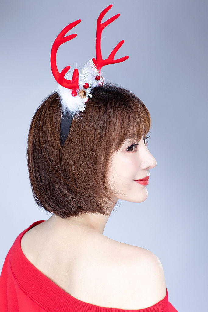 正文  2020年12月24日讯,近日,柳岩拍摄了一组圣诞写真,她身穿红色