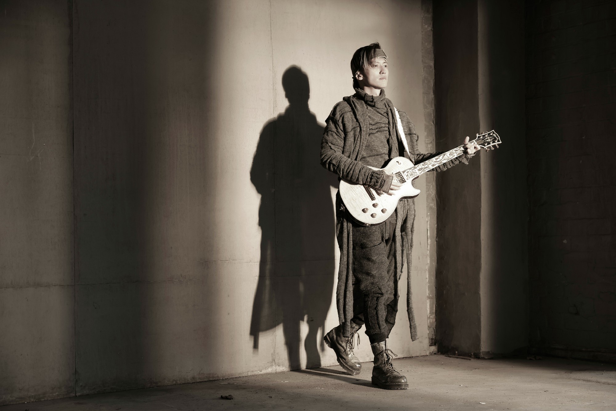 谢霆锋《感应》mv首播 用摇滚态度勇敢说"不"