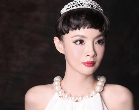 央视当红主持梁璐因整容失败自毁前程被观众厌弃