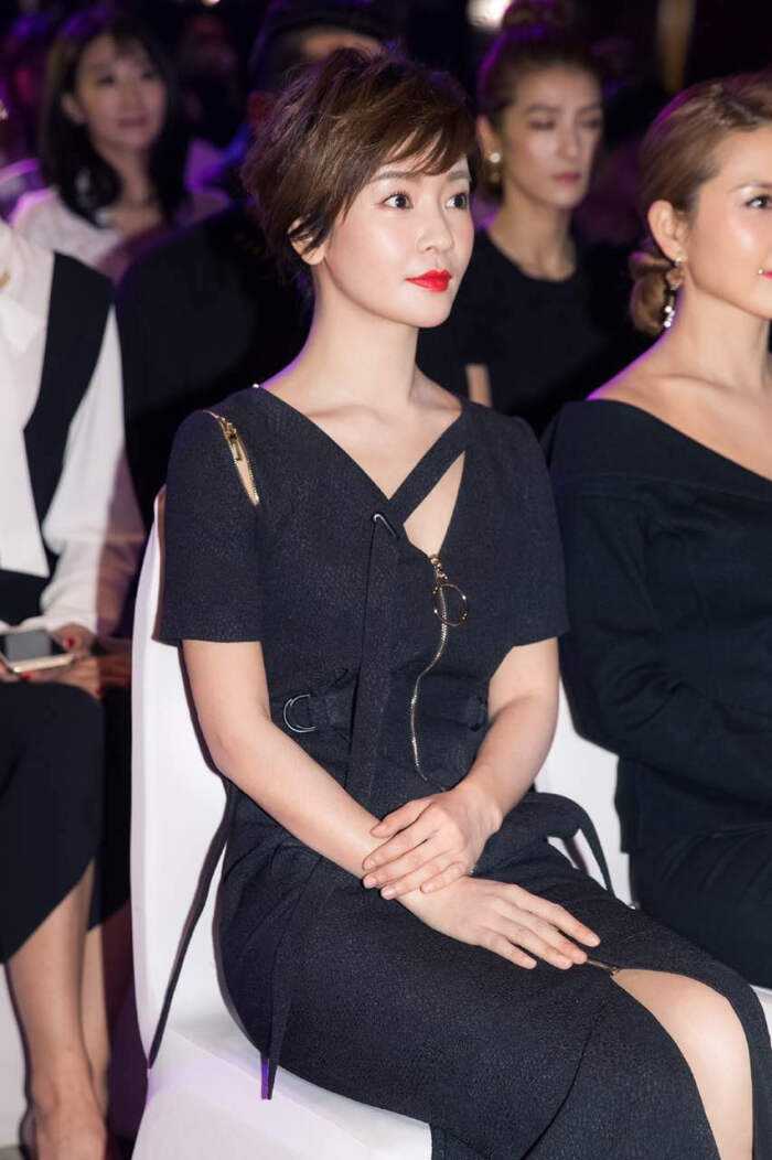 演小燕子的李晟,首映会穿打底裤毛绒裙,只管保暖不管漂不漂亮!