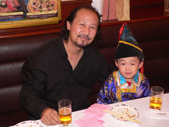 前妻小2岁,现任小18岁,结婚16年恩爱如初,儿子长得很帅气|哈斯高娃
