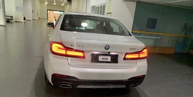 0t 8at,售价42.69万元起,静态体验2021款宝马5系!