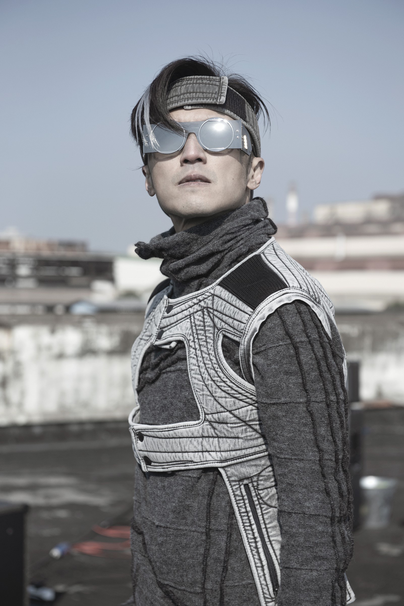 谢霆锋《感应》mv首播 用摇滚态度勇敢说"不"