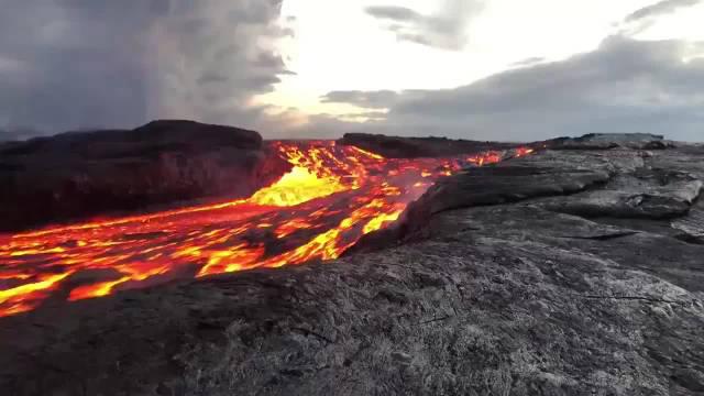 美国夏威夷火山喷发 红色岩浆如泉水般喷涌而出