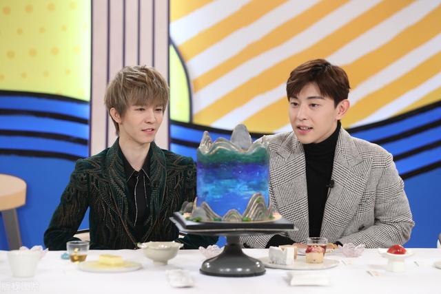 郭敬明,邓伦现身综艺节目宣传新电影,小表情可可爱爱