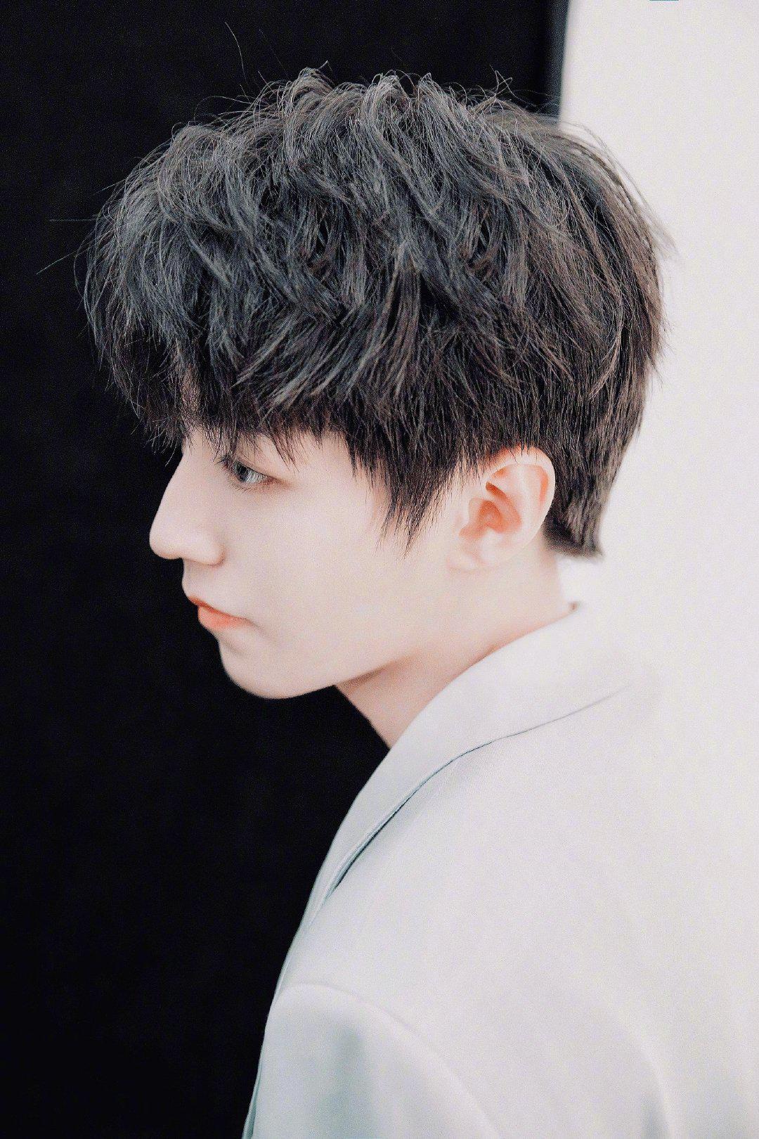 王俊凯侧脸太优越了,下颌线棱角分明,好绝一男的!