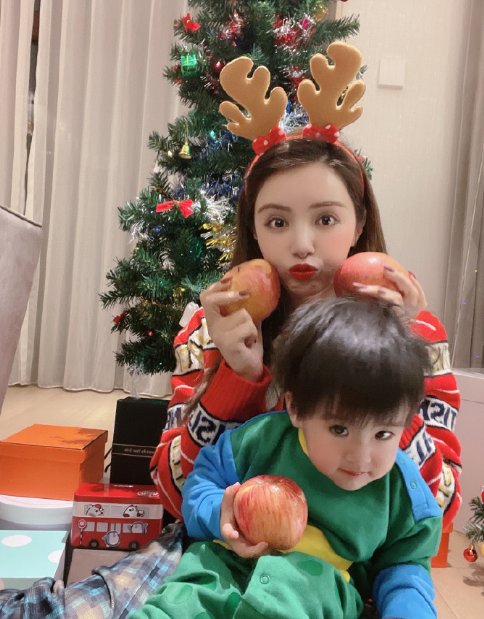 麦迪娜与一岁半儿子过节,丹尼尔眼皮一单一双,发量浓密像蒙奇奇