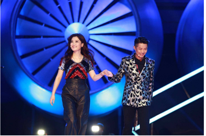 玖月奇迹与凤凰传奇是目前国内男女组合歌手中最出众的.