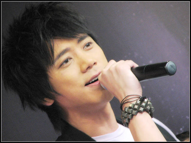 信乐团主唱官宣分手相恋17年无结婚打算年少风流曾拒认女儿