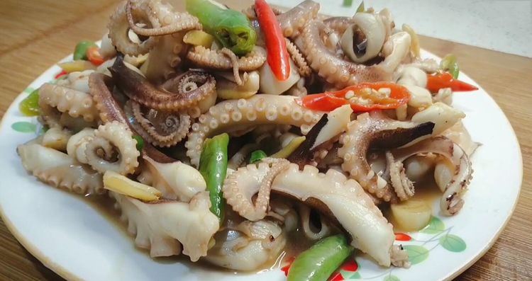 1 将净鱼肉剞成密花刀纹,切成大马牙丁  2 鱼肉丁用蛋清淀粉浆好  3