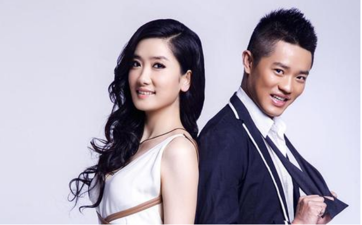 玖月奇迹与凤凰传奇是目前国内男女组合歌手中最出众的.