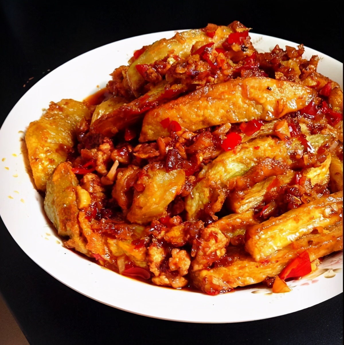 鱼香茄条材料:茄子 300g,泡椒 10g,大蒜 12g,生姜 12g,泡辣椒12g,鸡蛋