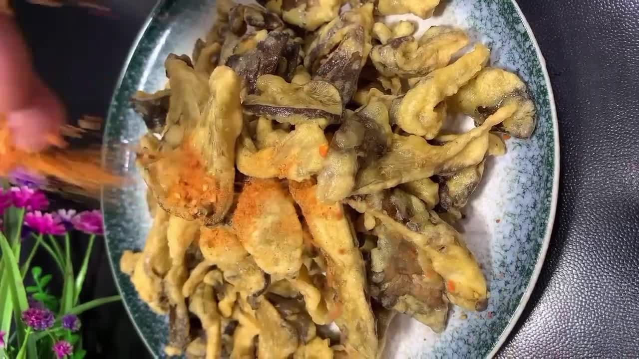 炸蘑菇时,注意以下5个环节,外酥里脆香辣咸香,既下饭又下酒