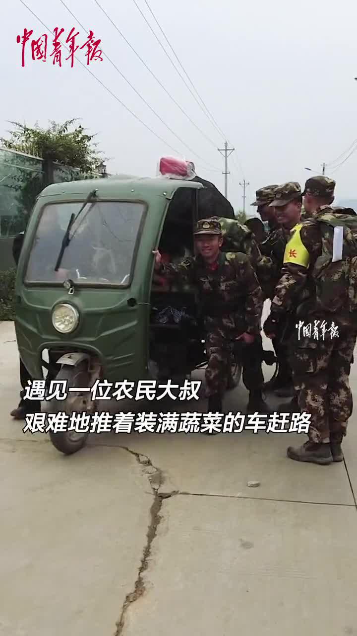 最暖心的“武装押运”!武警官兵拉练途中帮老乡推车回家_新浪新闻