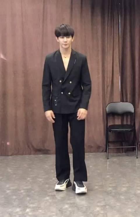 夏之光舞蹈练习视频 舞蹈动作真的好有力量阿!学习速度也好快!