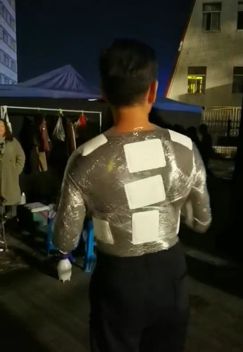 说话声音有些颤抖,没有穿衣服的他,上半身裹了厚厚的保鲜膜保暖,还贴