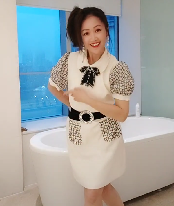 梁小冰素颜逛街被偶遇,就是个普通黄脸婆,再怎么管理也是51了