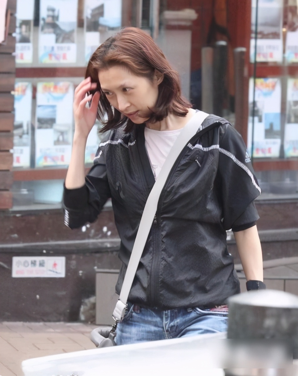 郭蔼明逛街被抓拍,素颜自信大方,还跟记者挥手打招呼