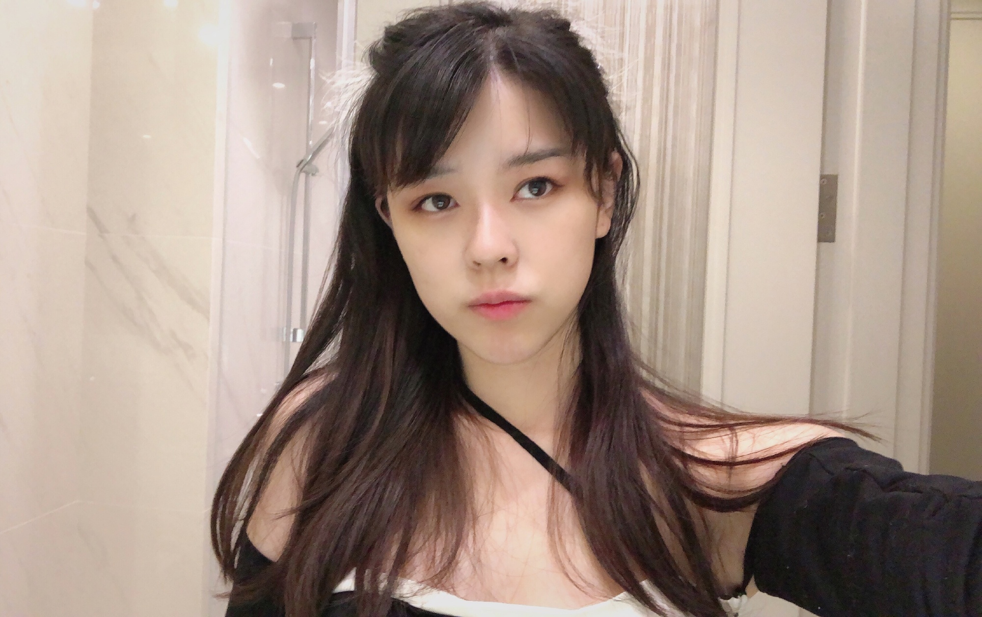 沫子穿卫衣跳舞被提示违规,本人急忙解释:都怪我身材太好