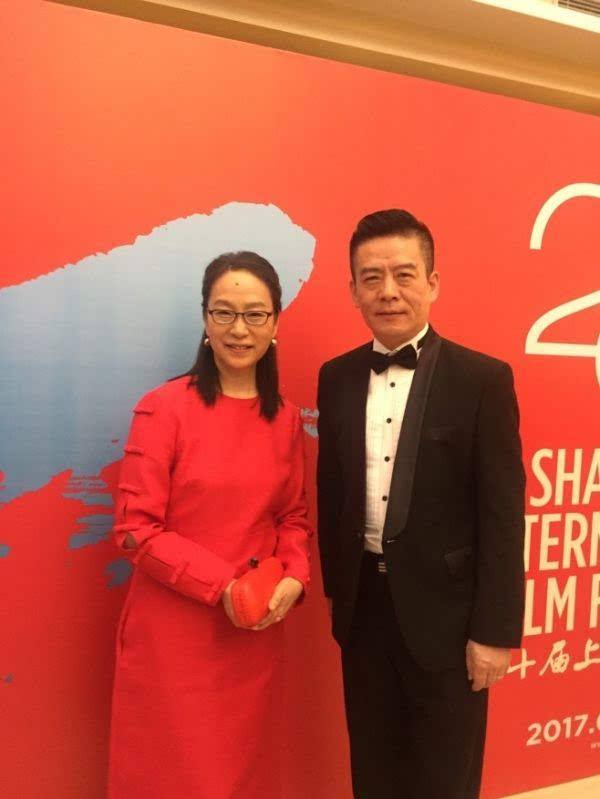 奚美娟跟周杰演话剧私下穿的很普通脸上还有老年斑