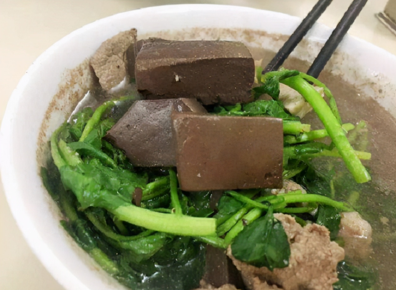 多吃肉,像多喝些滋补的汤水也是非常可以的,像西洋菜猪血汤就十分不错