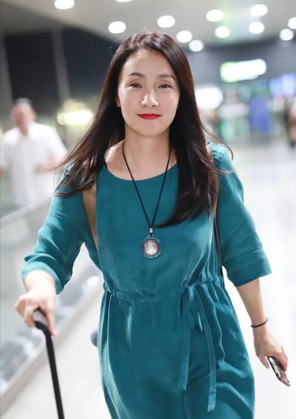 陶虹素颜憔悴现身,48岁皮肤粗糙还不遮,比很多女星都要真实!
