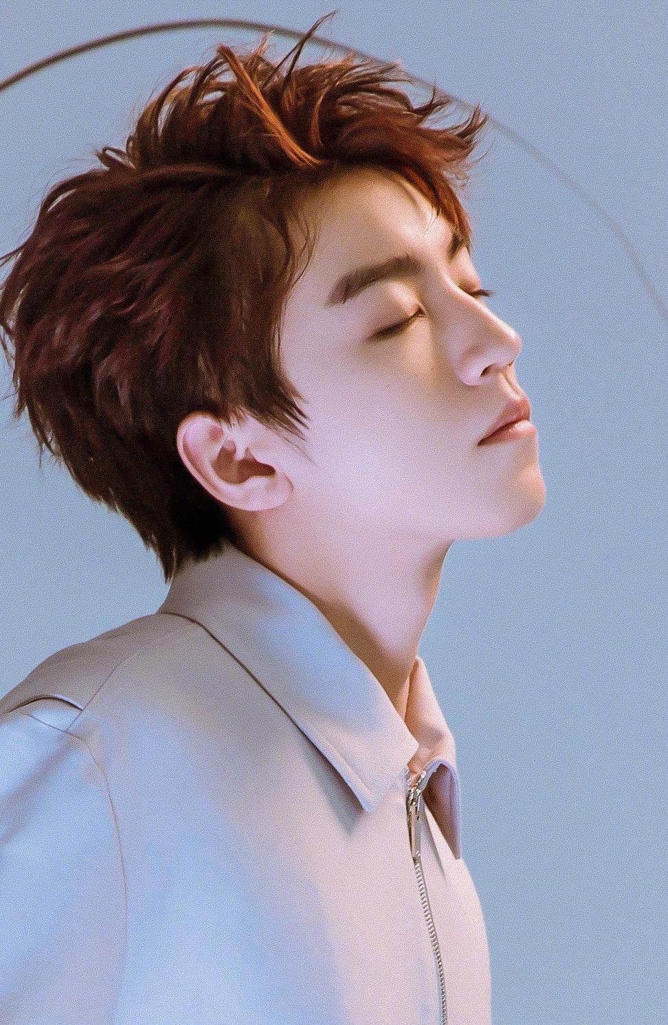 王俊凯侧脸太优越了,下颌线棱角分明,好绝一男的!