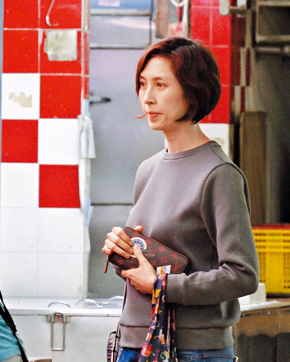 郭蔼明逛街被抓拍,素颜自信大方,还跟记者挥手打招呼