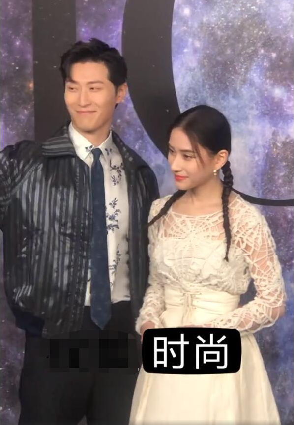 何超莲又跟窦骁亮相活动,真名媛气质果然高贵,却硬往娱乐圈挤