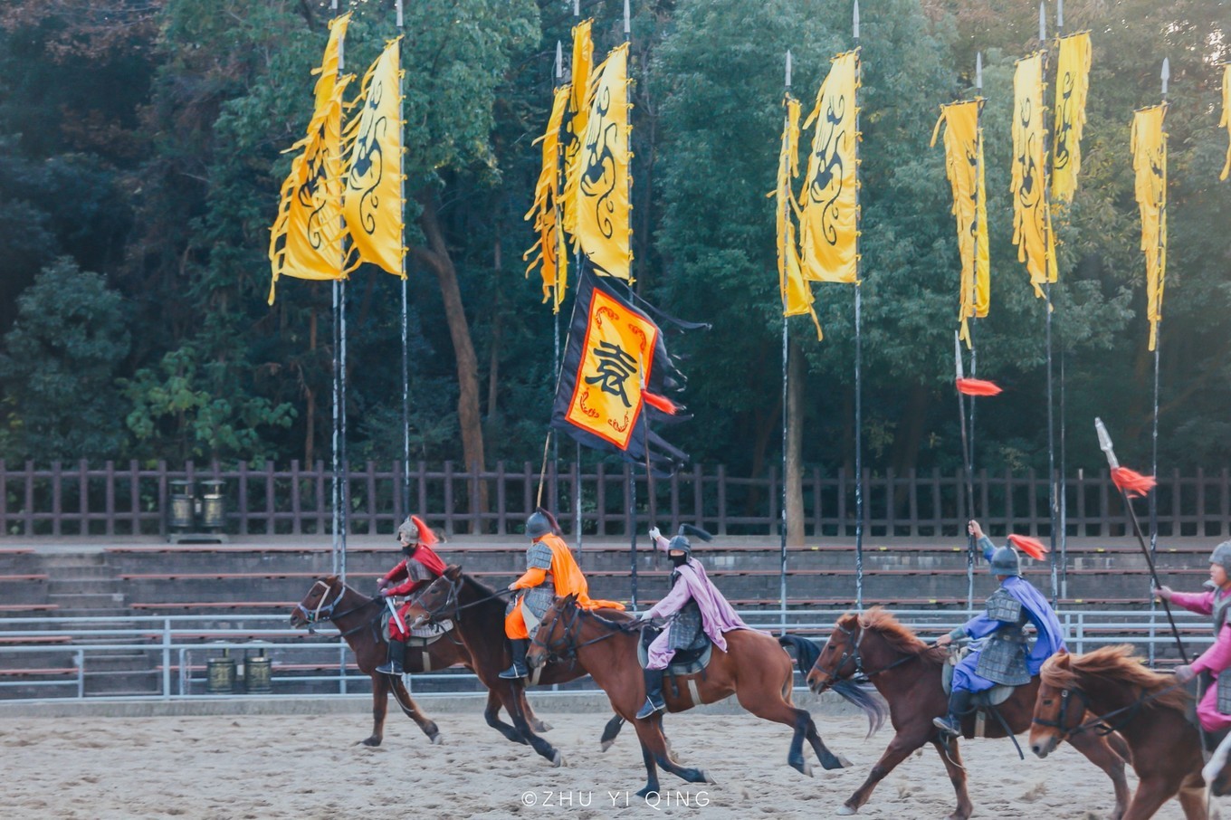 馬術雜技演出不斷,遊客直呼精彩|三英戰呂布|三國城|馬術_新浪新聞