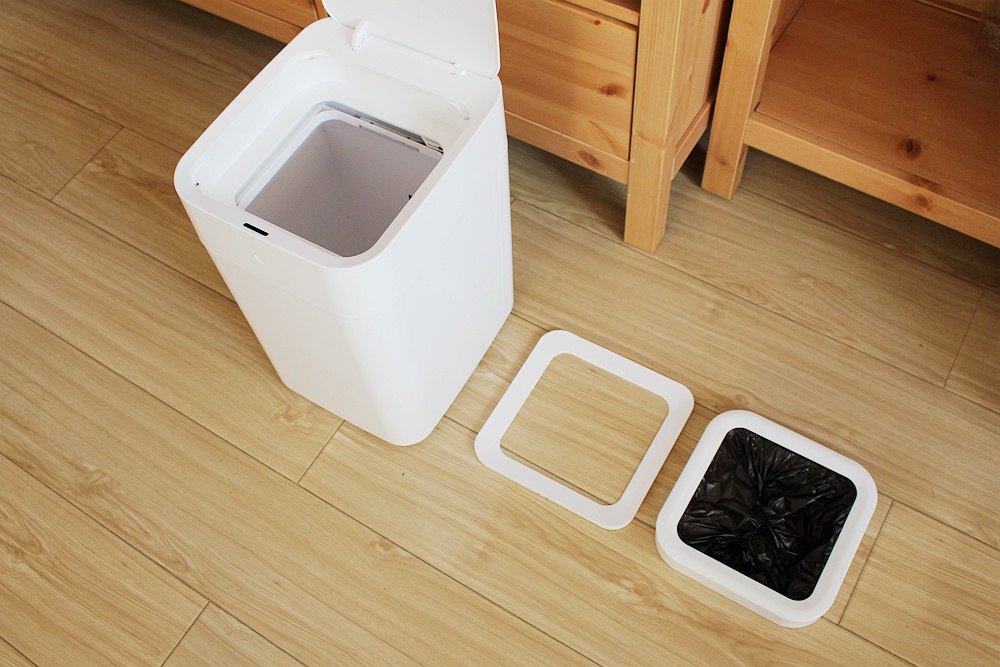 这款垃圾桶内置2000mah锂电池,一次充电续航时间约一个月.