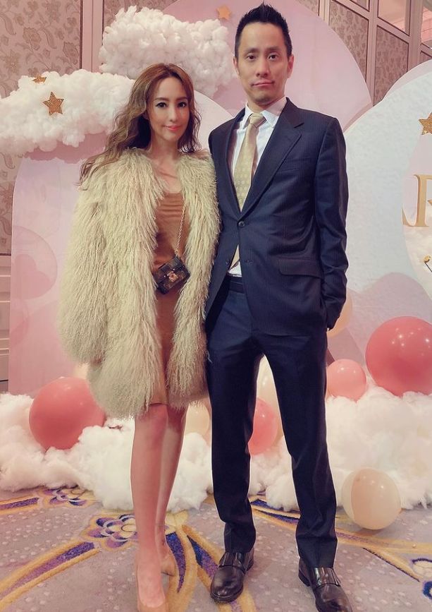 拥,一家五口幸福过圣诞,豪宅内景曝光|关颖|朱志威|一家五口_新浪新闻