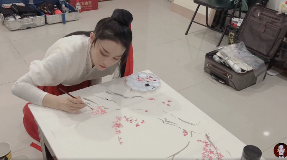 张馨予穿古装画画似女侠看清手部特写摆拍还是真才艺一目了然
