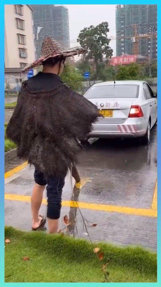 教练奇招帮学员倒库,在雨中蓑衣装扮,真是"中国好教练"