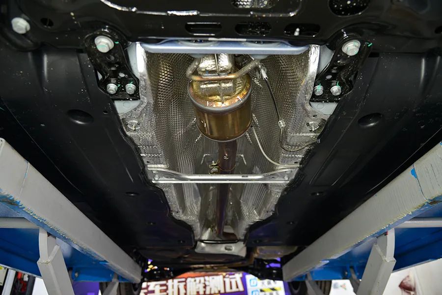 对于大众车来说,底盘平整度一般不会有问题,毕竟大众的底子还是比较