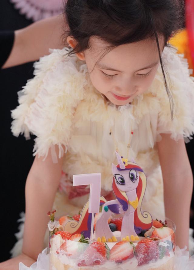 最近黄少艾迎来了自己的七岁生日,黄磊和老婆孙莉贴