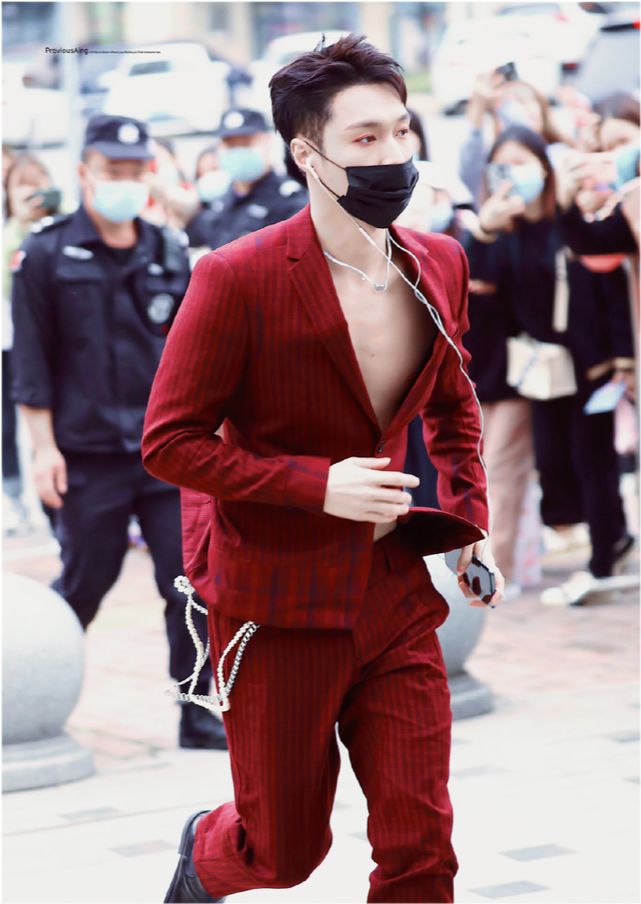 张艺兴真空上阵却没料?胸前还一片痘痘,网友直呼油腻