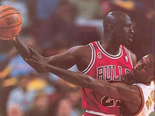 莱昂纳德单手抓球和乔丹单手抓球,谁的更好看?