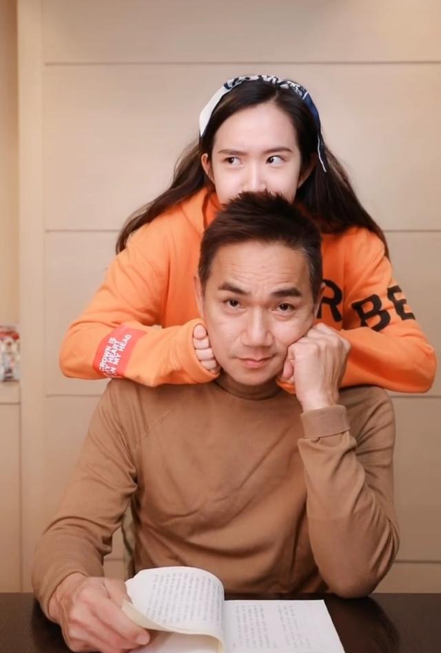 56岁骆达华近0度下水拍戏,嘴唇冻乌紫,挣钱全给老婆买珠宝?