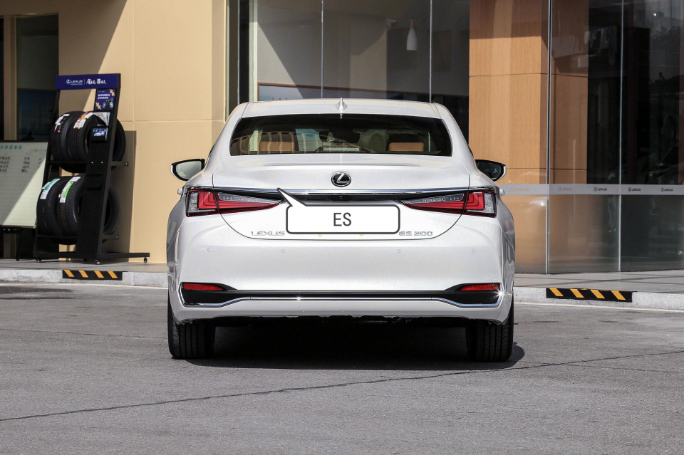 雷克萨斯es:以品质为主打的车?靠啥在国内"支棱"?