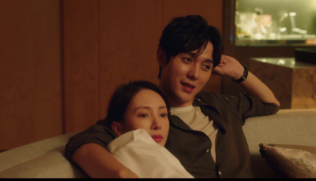 了不起的女孩金晨饰演的女主有着都市氛围里异化的爱情观